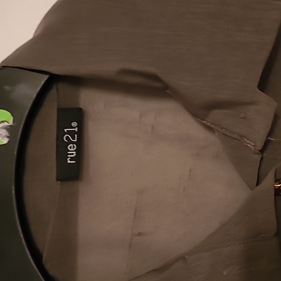 Rue 21 olive green tiered look button front blouse with skull buttons L - Picture 2 of 6